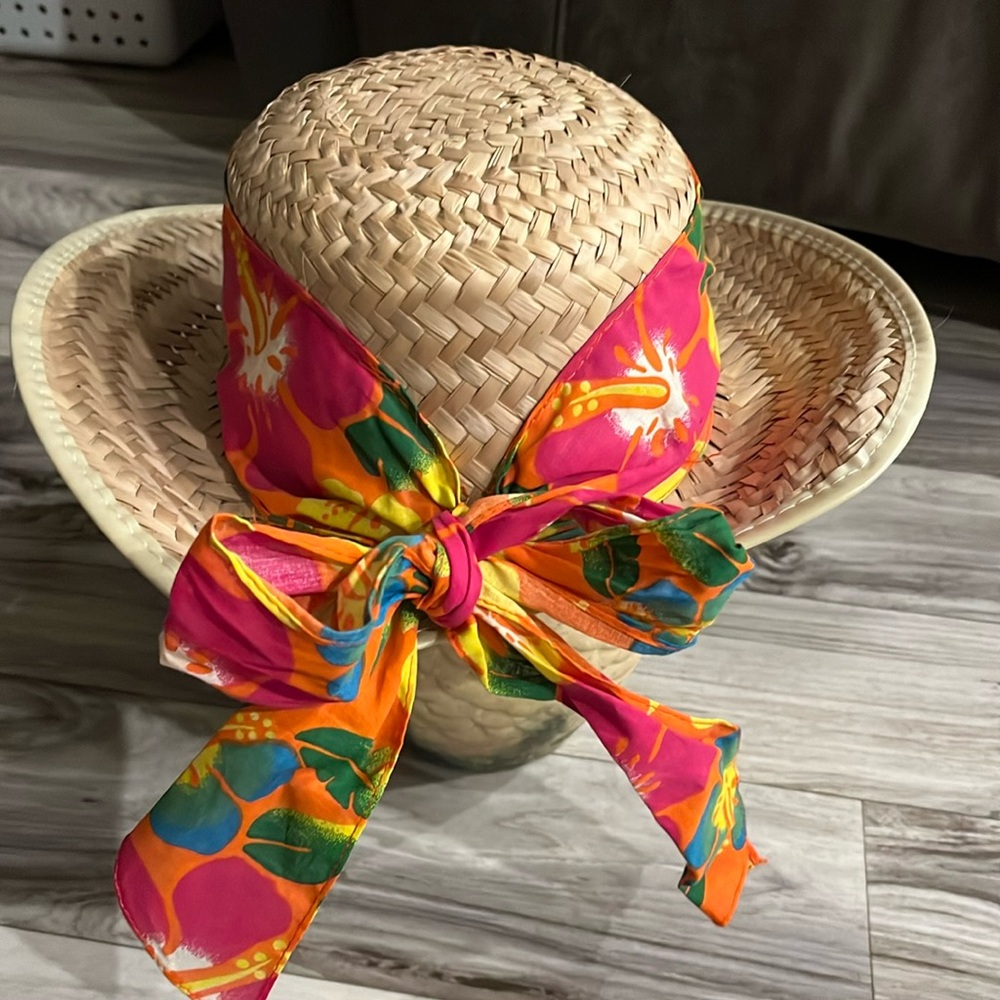 Women’s Straw Hat w/Floral Band - Picture 3 of 7